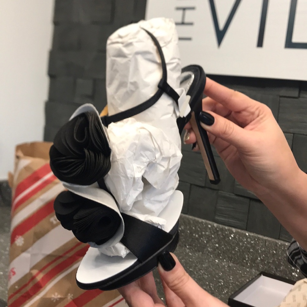 Size 6.5 Badgley Mischka Heels new with tags Black